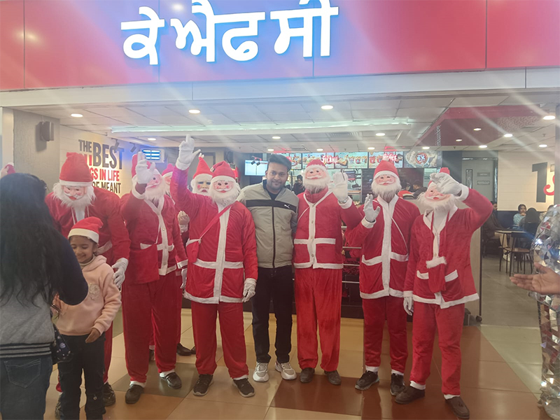 Mirror Man, Santa Parade & Carol Singing (25th Dec 2023)