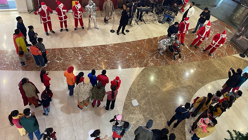 Mirror Man, Santa Parade & Carol Singing (25th Dec 2023)