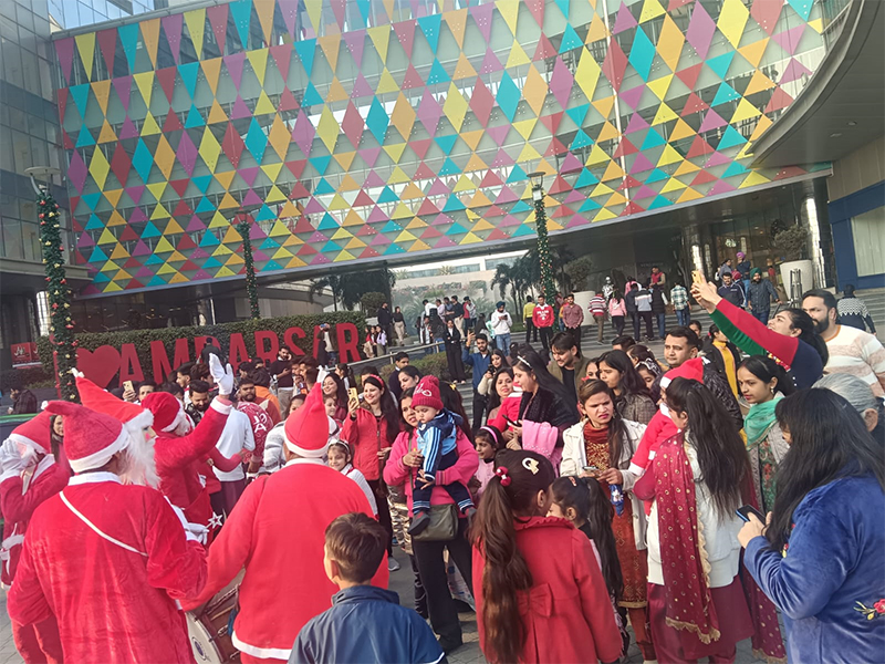 Mirror Man, Santa Parade & Carol Singing (25th Dec 2023)