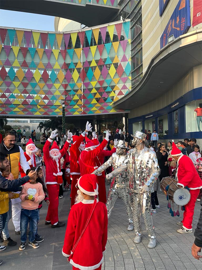 Mirror Man, Santa Parade & Carol Singing (25th Dec 2023)