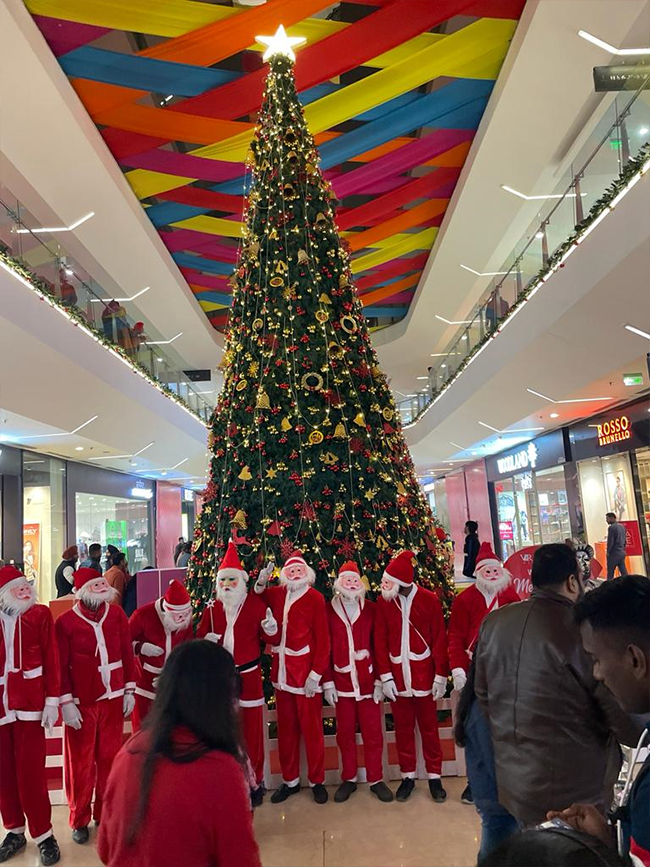 Mirror Man, Santa Parade & Carol Singing (25th Dec 2023)