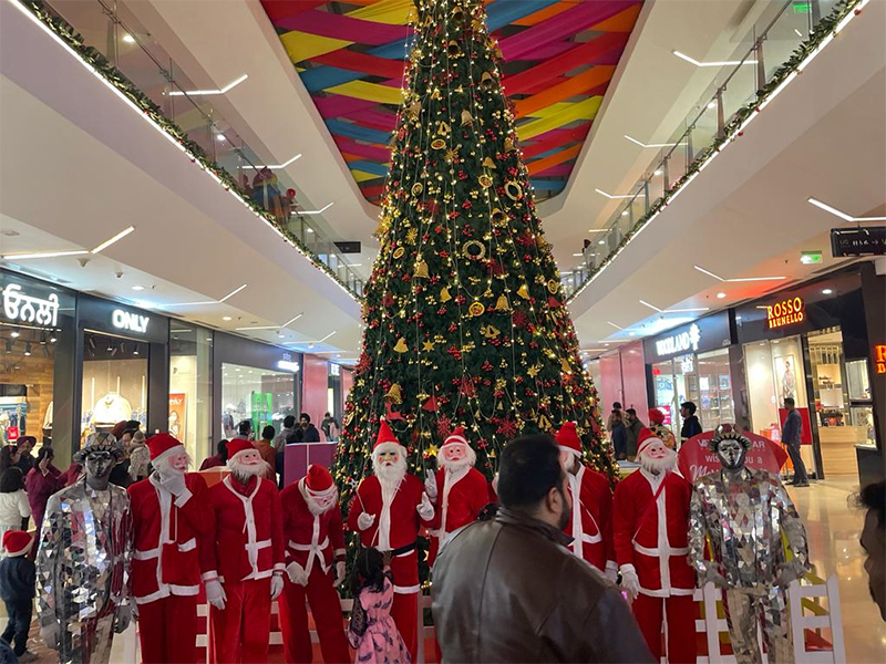 Mirror Man, Santa Parade & Carol Singing (25th Dec 2023)